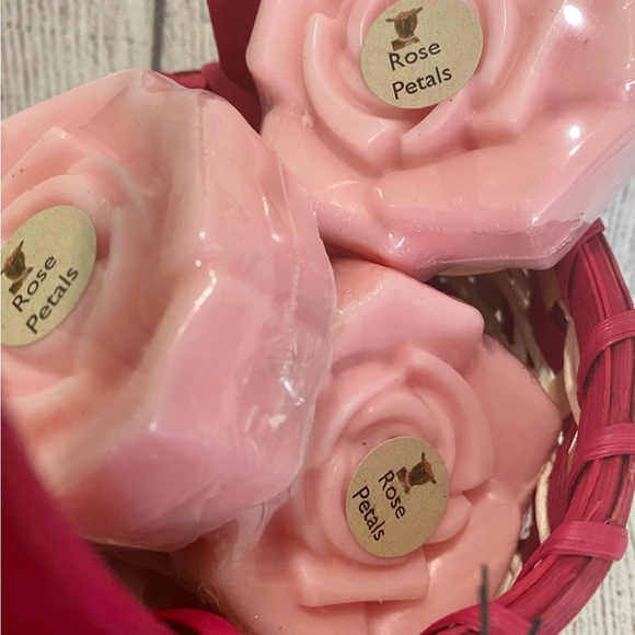 🆕 Carmelite Oaks Farm Rose Petals Goat Milk Soap - Picture 4 of 4